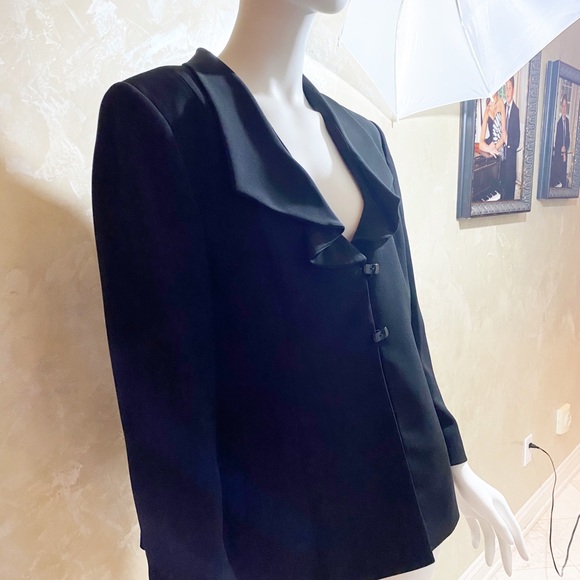 Tahari fully Lined Black Blazer with a Flare - Picture 4 of 6